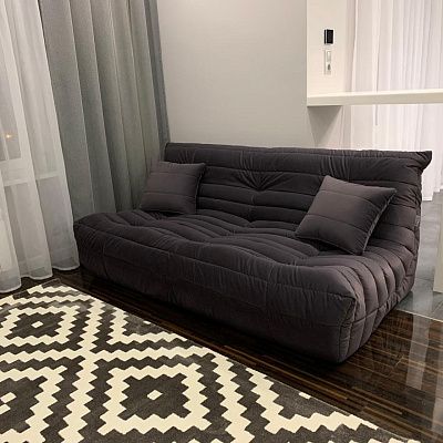 Пухлый диван с мягкой обивкой: отзыв о комфорте. Фото в гостиной. 5 звезд.