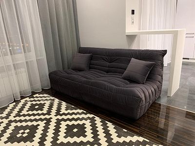 Пухлый диван с мягкой обивкой: отзыв о комфорте. Фото в гостиной. 5 звезд.