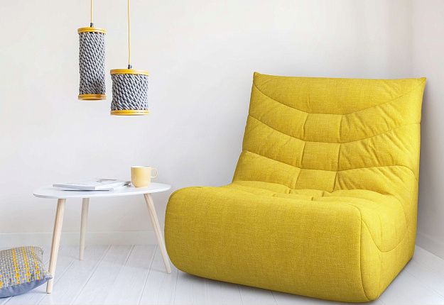 Желтое бескаркасное кресло Смайл из рогожки 