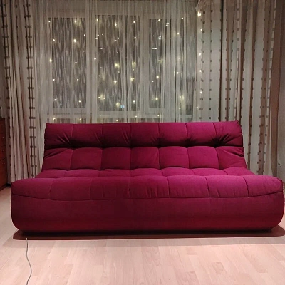 Фото бескаркасного дивана в современной гостиной. Отзыв покупателя с оценкой 5 из 5 звезд