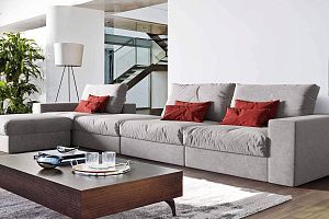 Стильный бескаркасный серый диван Элизиум с яркими подушками 