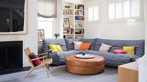 Серый бескаркасный  диван ДеФранс с подушками в гостиную 