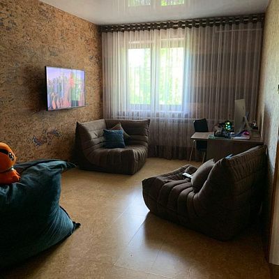 Удобное кресло для чтения: отзыв о поддержке спины. Фото в кабинете. 5/5.