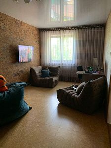 Удобное кресло для чтения: отзыв о поддержке спины. Фото в кабинете. 5/5.