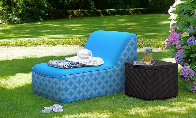 Лежак Док от Gliver на лужайке возле дома