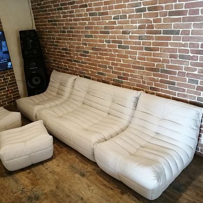 Пуф для ног к дивану: отзыв о дополнительном комфорте. Фото в интерьере. Рейтинг 5 звезд.