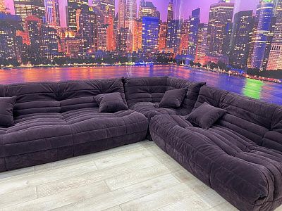 Объемный диван с большими мягкими подушками. Отзыв о комфорте с фото. 5/5.