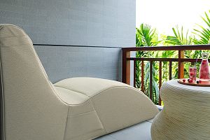 Кресло-шезлонг Велле бежевого цвета на балконе