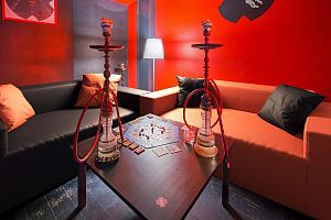 Бескаркасный диван Драм красного и черного цвета в кальянной