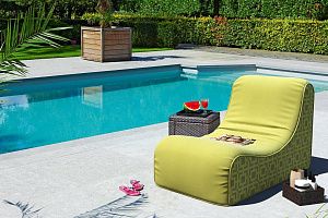 Кресло-шезлонг Скилл зеленого цвета в уличной ткани возле бассейна