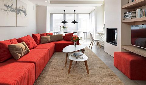 Красный бескаркасный диван Драм от Gliver с бежевыми подушками