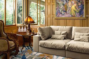 Диван Элизиум бежевого цвета в интерьере гостиной