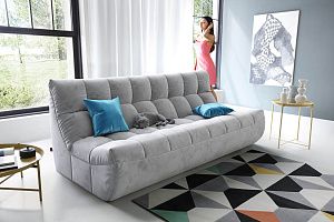 Диван ДеИтали светло-серого цвета в интерьере гостиной