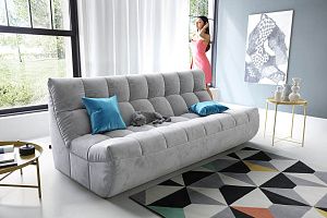 Диван ДеИтали светло-серого цвета в интерьере гостиной