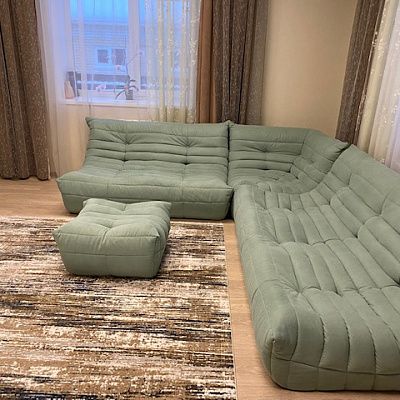 Фото бескаркасного дивана в современной гостиной. Отзыв покупателя с оценкой 5 из 5 звезд