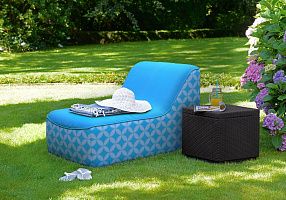 Лежак Док голубого цвета в уличной ткани на лужайке 