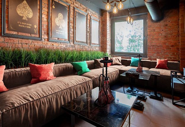 Бескаркасный диван Фри коричневого цвета с подушками для кальянной