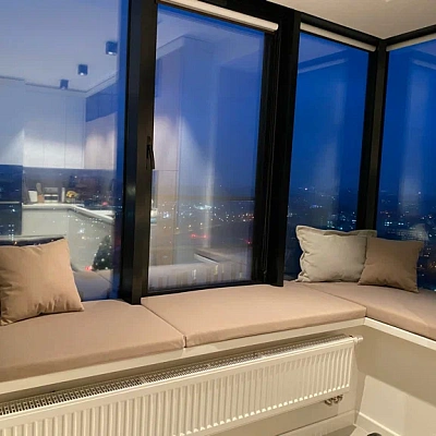 Мягкий бежевый матрасик на подоконник с удобными подушками. Отзыв о качестве от довольного клиента Гливер