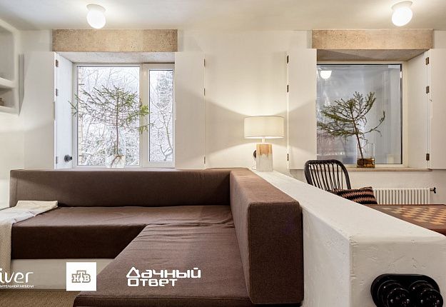 Дачный ответ, Гостиная с греческим двориком, диваны Gliver, Коричневые матрасы и подушки 