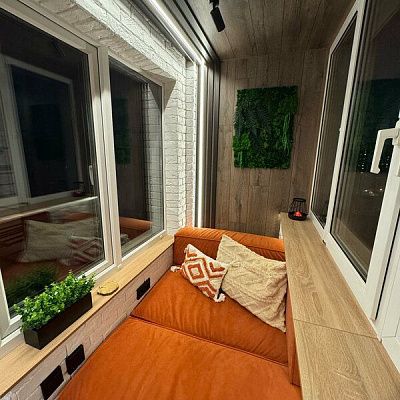 Диванчик для лаунж зоны на утепленной лоджии. Отзыв о уюте и комфорте с фото. Рейтинг 5 звезд.