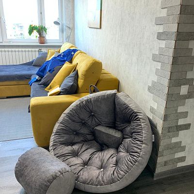 Мягкое кресло с подставкой для ног: отзыв о комфорте. Фото в гостиной. 5/5.