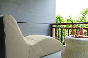 Лежак Велле молочного цвета на открытом балконе