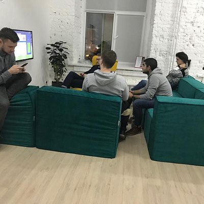 Модульный диван, собранный из отдельных блоков. Отзыв о вариативности с фото и рейтингом 5/5