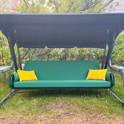 Зеленый матрас в уличной ткани на садовые качели и яркие подушки. На заказ от фабрики Гливер. Отзыв покупателя с высокой оценкой.