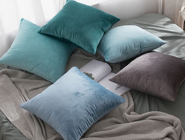 Бирюзовый диван в интерьере-35, Валики, подушки и другие аксессуары для диванов от Gliver