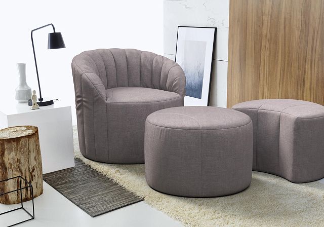 Кресло в интерьере гостиной-15, Мягкое кресло Шелл с пуфами Луна и Солнце