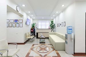 Бескаркасный диван Драм белого цвета на ресепшене