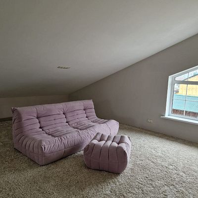 Диван для кинотеатра на мансардном этаже. Фото зоны отдыха и отзыв с рейтингом 5/5