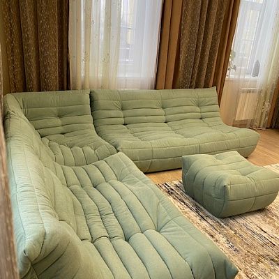 Фото бескаркасного дивана в современной гостиной. Отзыв покупателя с оценкой 5 из 5 звезд