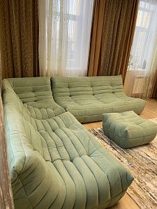 Фото бескаркасного дивана в современной гостиной. Отзыв покупателя с оценкой 5 из 5 звезд