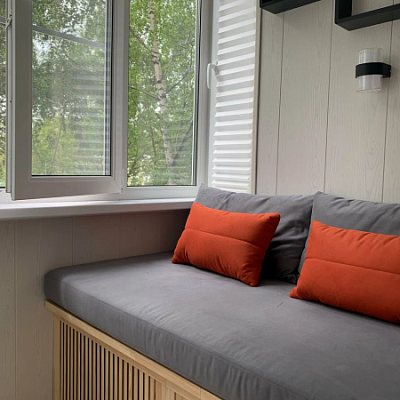 Серый матрасик с яркими подушками на балкон для зоны отдыха и релакса. Организация лаунж-зоны. Отзыв клиента фабрики Гливер и описанием деталей заказа. 