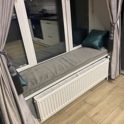 Серый матрас с подушками на подоконник к большому окну для зоны отдыха. Отзыв клиента фабрики Гливер. Высокий рейтинг. 