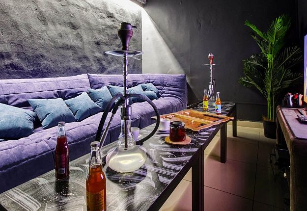 Бескаркасный диван ДеФранс сиреневого цвета в кальянной