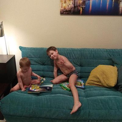 Пухлый диван с мягкой обивкой: отзыв о комфорте. Фото в гостиной. 5 звезд.