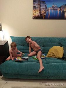 Пухлый диван с мягкой обивкой: отзыв о комфорте. Фото в гостиной. 5 звезд.