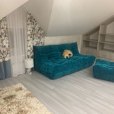 Диван для гостиной в мансарде под скатной крышей. Отзыв с фото нестандартного решения. 5 звезд