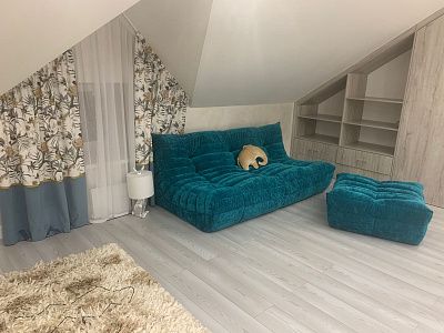 Диван для гостиной в мансарде под скатной крышей. Отзыв с фото нестандартного решения. 5 звезд