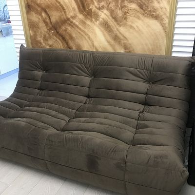 Напольный диван в стиле минимализм: отзыв с фото интерьера. Рейтинг 5/5