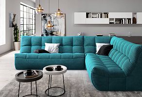 Диван ДеИтали изумрудного, зеленого цвета в интерьере гостиной