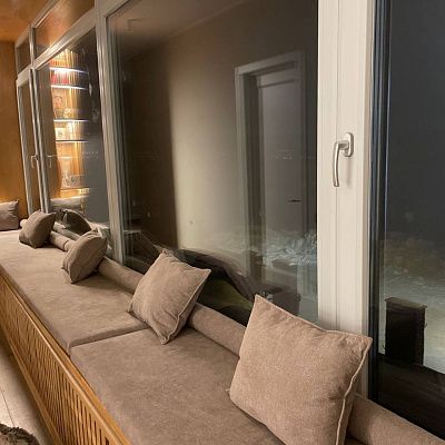 Мягкие матрасы и подушки на подоконник для гостиной: отзыв о уюте и качестве. Фото и рейтинг 5/5.