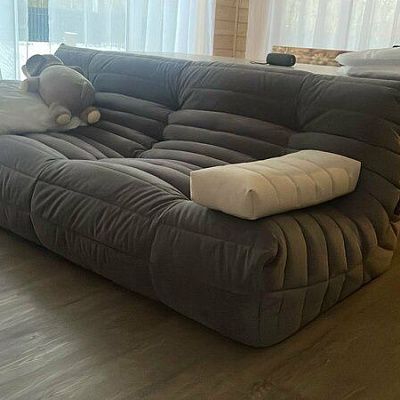 Мягкий диван с объемными подушками: отзыв о комфорте. Фото семейного отдыха. 5/5.