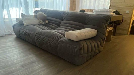 Мягкий диван с объемными подушками: отзыв о комфорте. Фото семейного отдыха. 5/5.