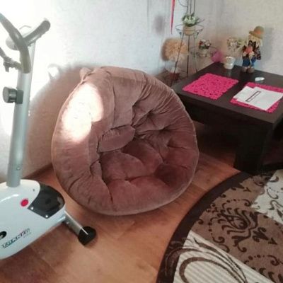 Уютное кресло для чтения у камина: отзыв о стильной мебели. Фото в гостиной. 5 звезд.