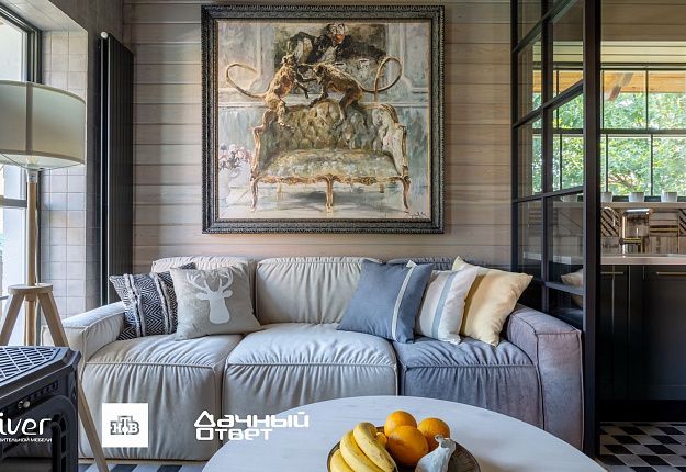 Дачный ответ, Кухня-гостиная с обезьянками и апельсинами, диваны Gliver, Бело-синий диван Фри 