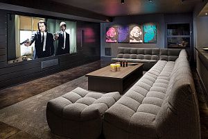 Кресло ДеИтали в домашнем кинотеатре, бескаркасные диваны и кресла коричневого и бежевого цвета