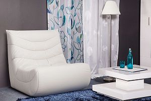 Кресло Смайл белого цвета в интерьере гостиной